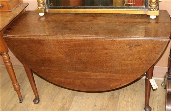 A mid 18th century oak drop leaf gateleg table W.120cm